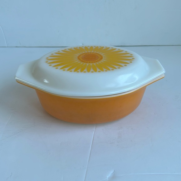 Vintage Pyrex promotional oval daisy design orange casserole w opal lid 1.5 qt - Picture 2 of 14
